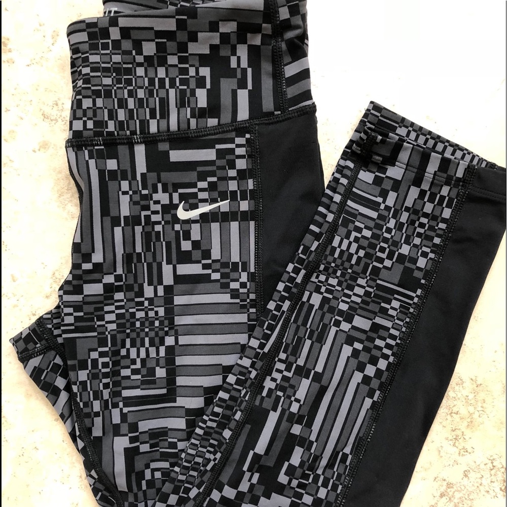 NIKE crop leggings